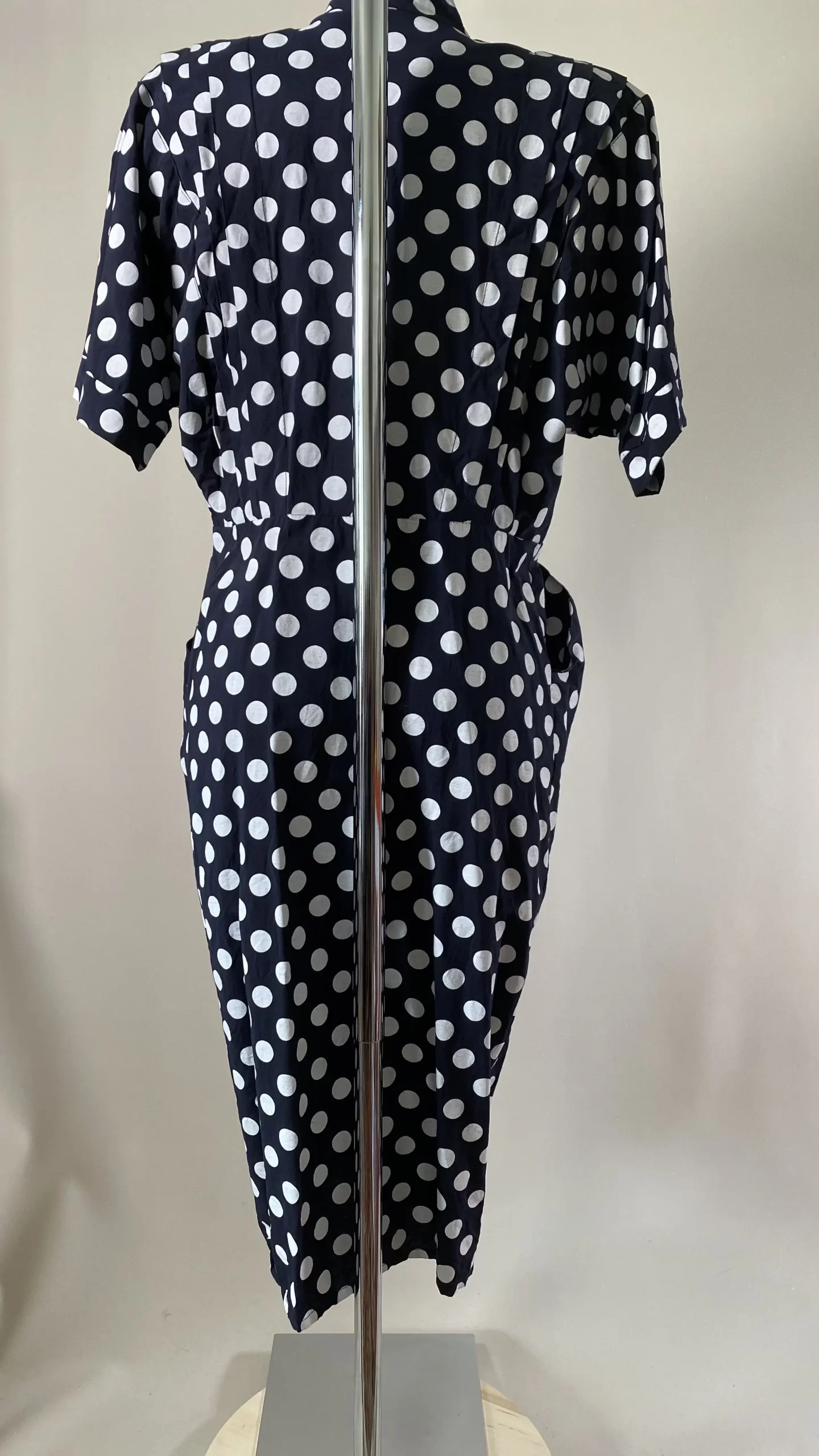 Robe fourreau noire à pois blancs – Image 3