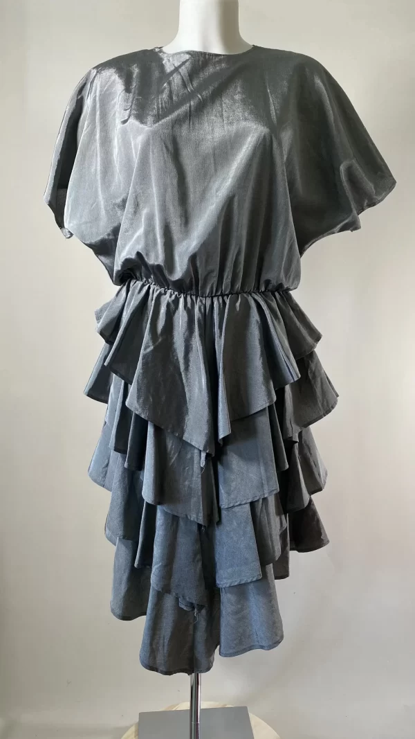 Robe argentée à volants