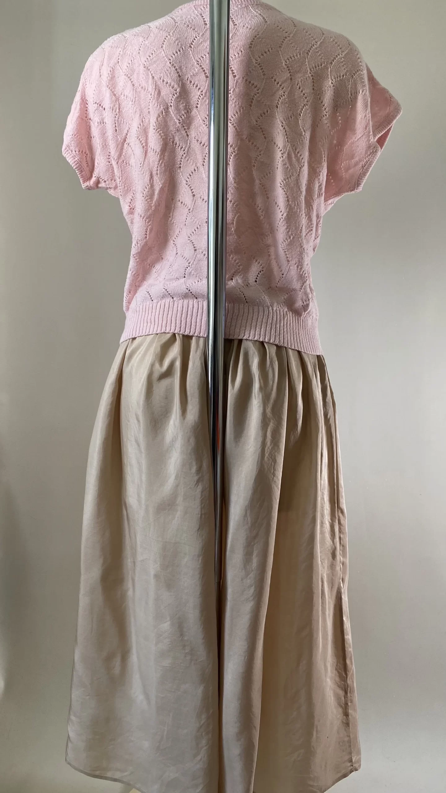 Pull d'été rose ajouré – Image 2