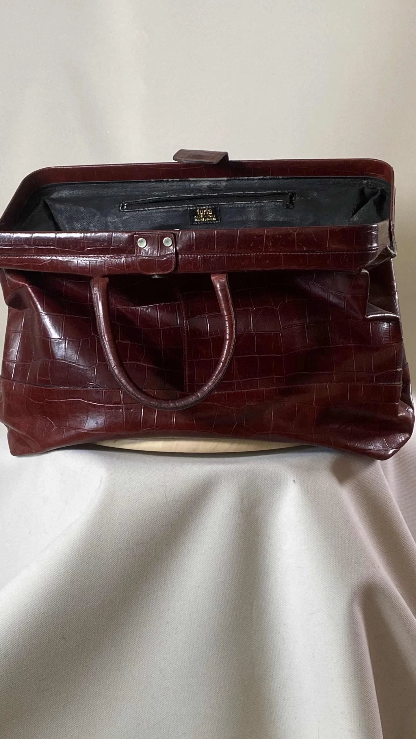 Serviette bordeaux façon croco – Image 2